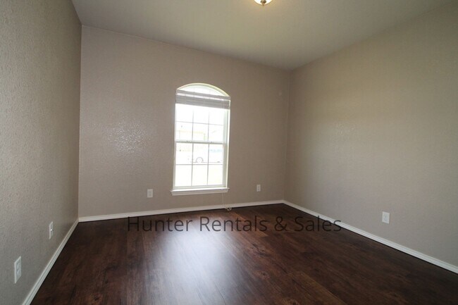 Building Photo - Fabulous Five Bedrooms!