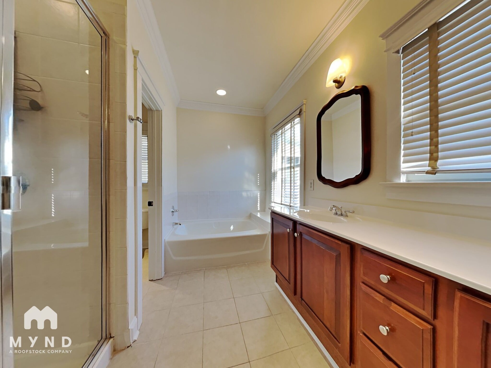 Building Photo - 711 E 9th St