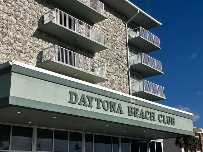 Building Photo - Beachside Studio Apartment