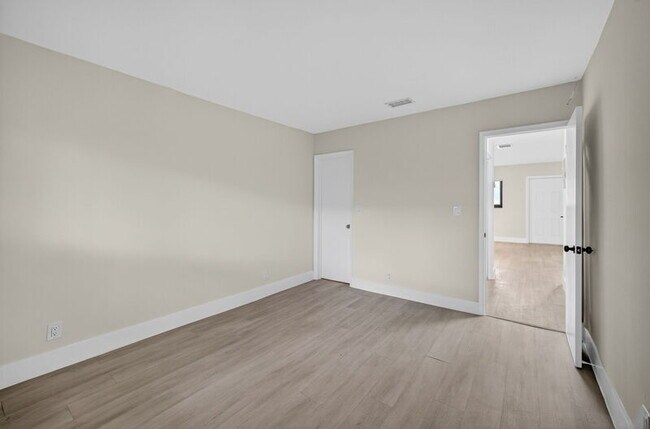 Building Photo - 615 NE 26th St