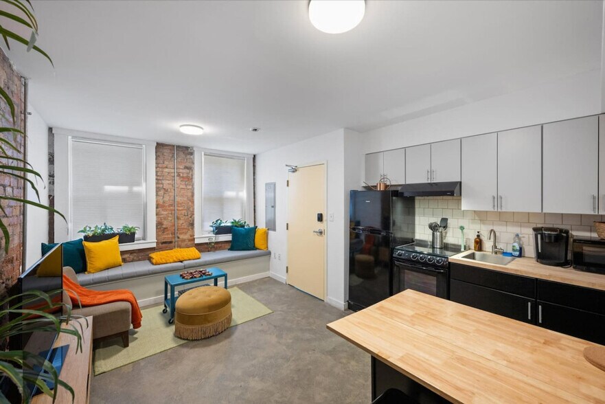 Building Photo - 2 Hust Alley