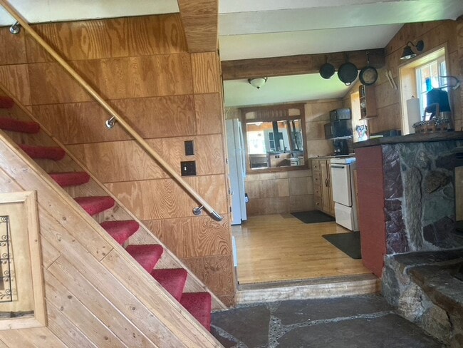 Building Photo - Rustic Cabin for Rent October 2025 thru Ma...