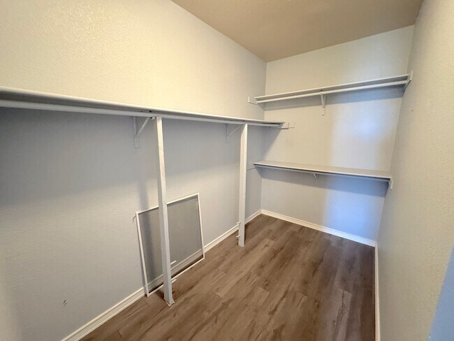 Building Photo - Gorgeous 5bed/3bath Refrig A/C with 2 Master Bedrooms!