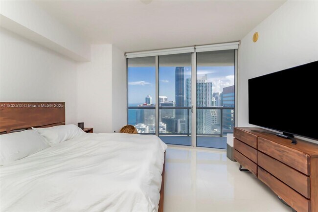 Building Photo - 495 Brickell Ave