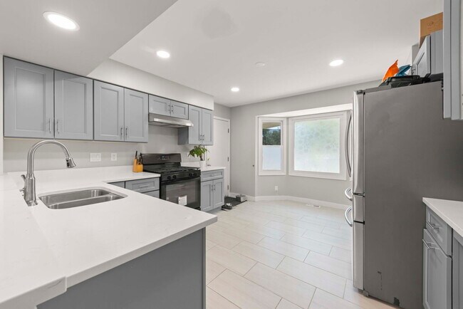 Building Photo - 972 Westgate Dr