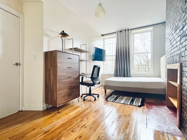 Building Photo - Furnished room/NOT APARTMENT