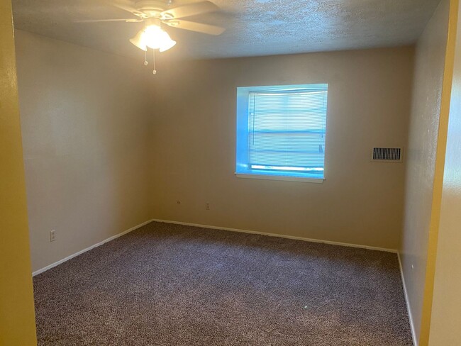Building Photo - 1 Bed + 1 Bath - Spacious Townhome close to Campus and Park