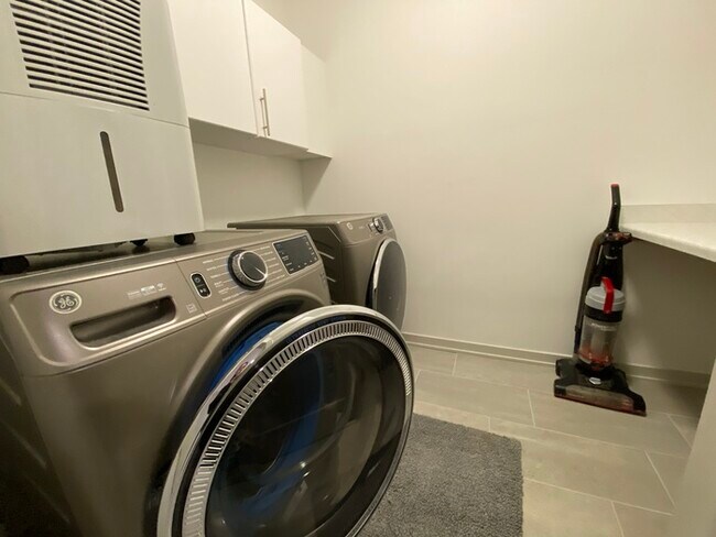 Building Photo - Beautiful Townhome for Rent