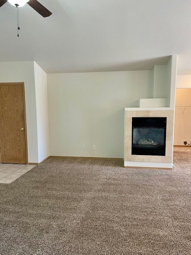 Building Photo - Charming 3-Bedroom Home with Open Layout & Fenced Yard!