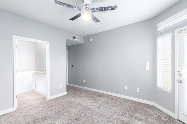 Building Photo - 3 bed remodeled  Old Town condo w/garage