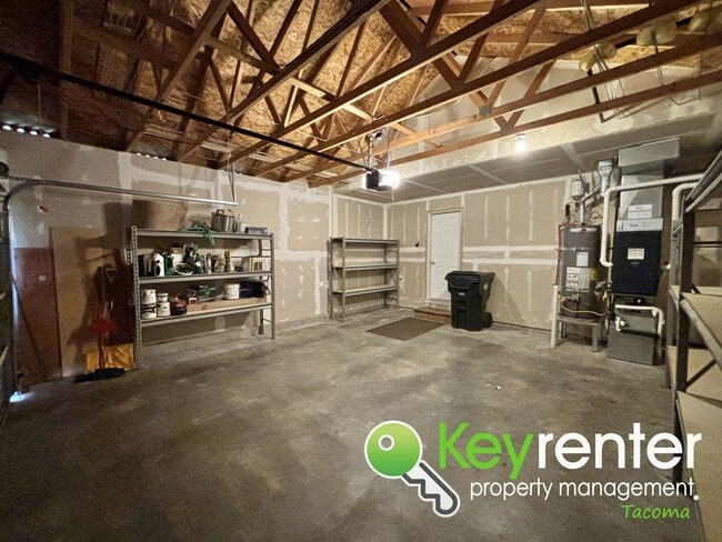 Building Photo - Newly Updated 5-Bedroom Home in Quiet Span...