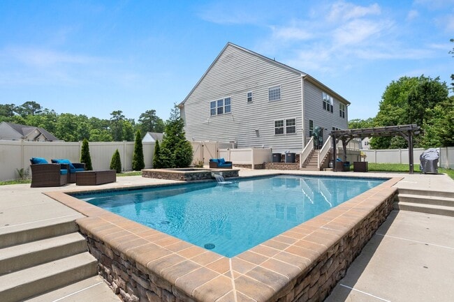 Building Photo - Beautiful 4 Bed 2.5 Bath