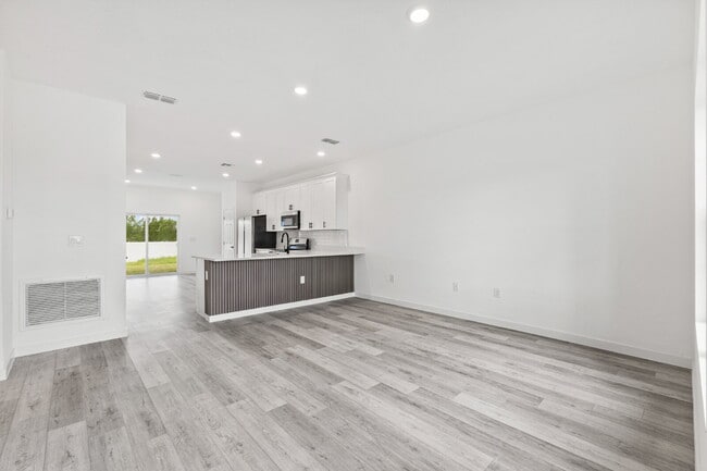 Building Photo - Modern Living Meets Comfort – Stunning 3 Bed, 2 Bath Home!