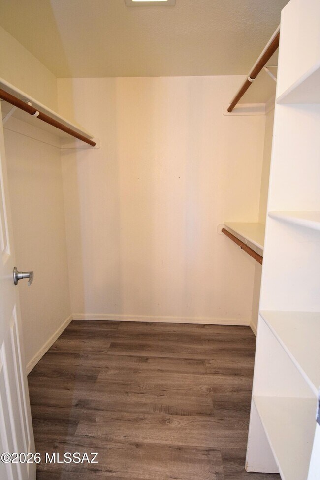 Building Photo - 5855 N Kolb Rd