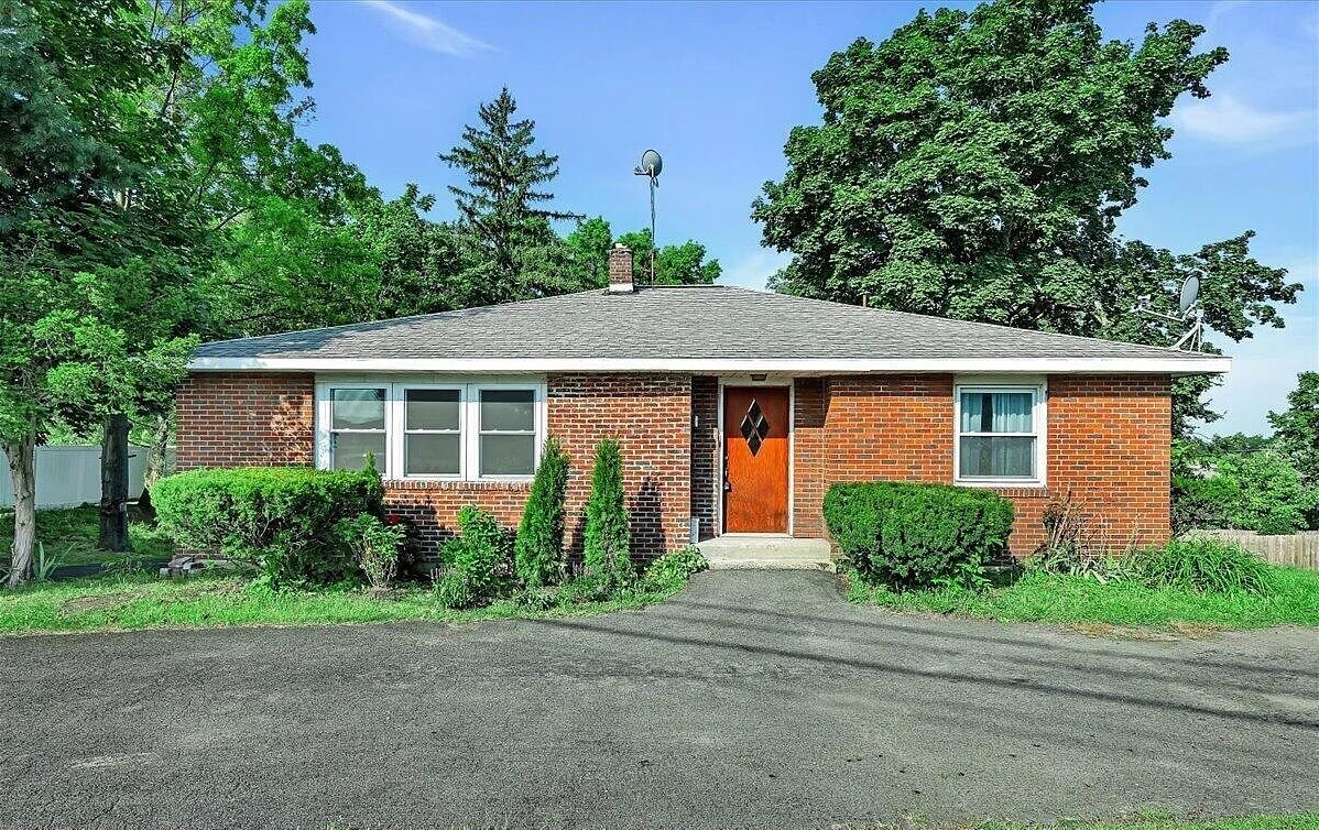 Building Photo - 63 1/2 Vandenburgh Ave