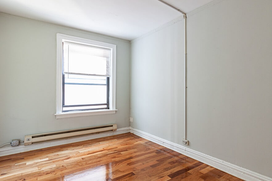 Building Photo - 433 W Roscoe St