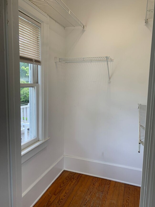 Building Photo - Beautiful Historic 3 Bedroom 2 Bath House on Colonial Drive
