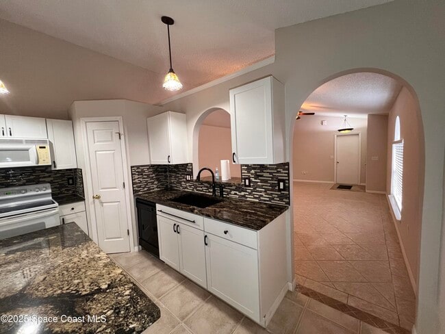 Building Photo - 2245 Redwood Cir