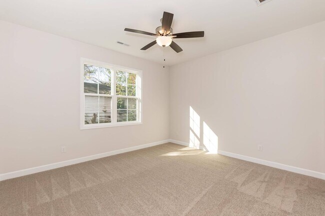 Building Photo - Three Bedroom Home!