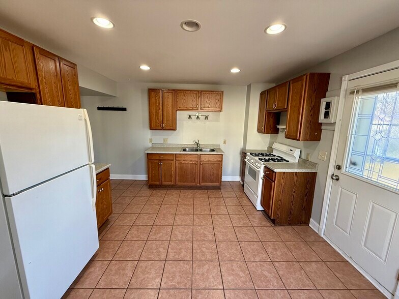 Building Photo - 1430 Madison St NE