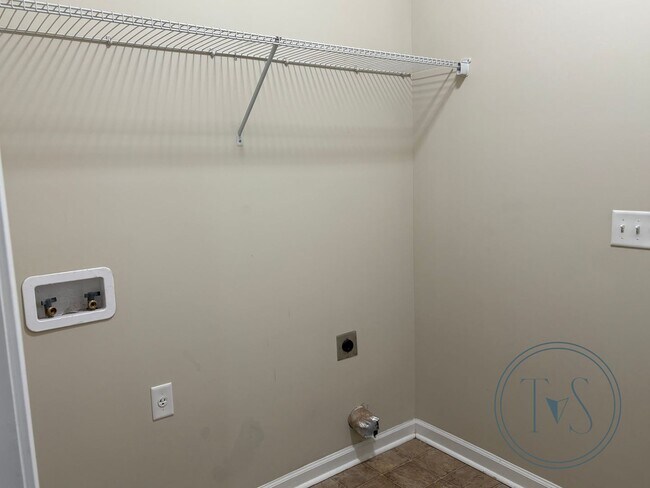 Building Photo - RATE DROP ALERT! (was $2400/month)