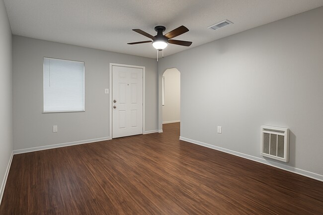 Building Photo - Renovated 2/1 in the Heart of Tampa on a DOUBLE lot!