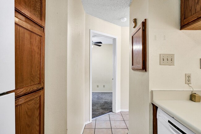 Building Photo - ***MOVE-IN SPECIAL: ONE WEEK FREE***Stylis...