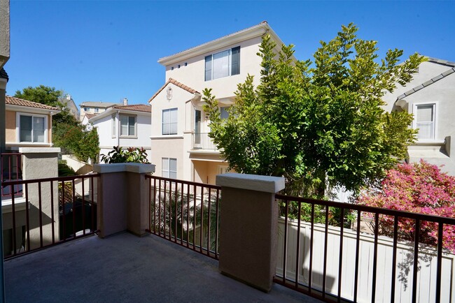 Building Photo - Furnished Rental 3BR/2.5 BA Charming 3 Lev...