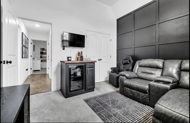 Building Photo - 8847 Yorktown Dr