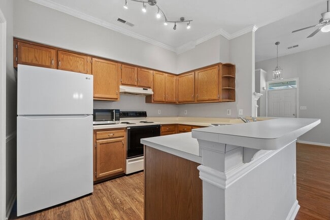 Building Photo - Open floor plan with 2 primary suites. Ava...