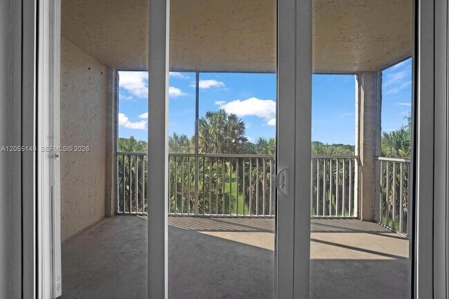 Building Photo - 250 Jacaranda Dr