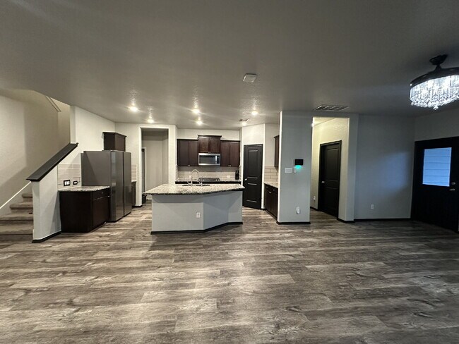 Building Photo - Spacious 5 Bedroom, 3.5 Bath Home with 2,6...