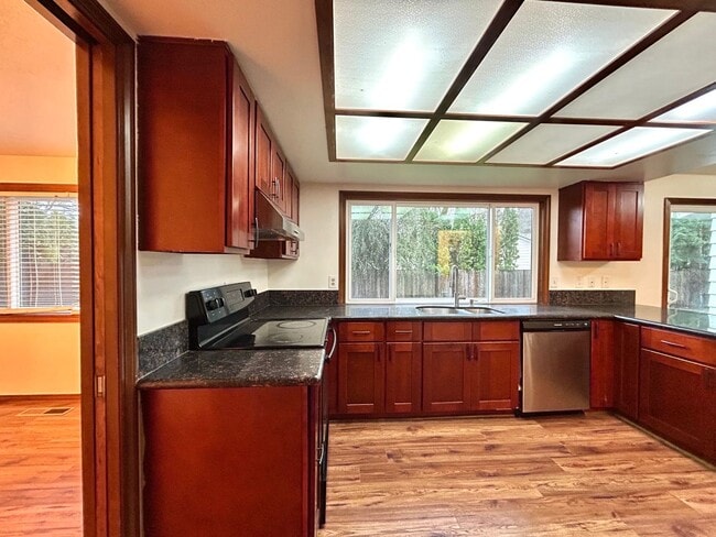 Building Photo - Timeless 5 Bed, 2.5 Bath Home - SW Beaverton