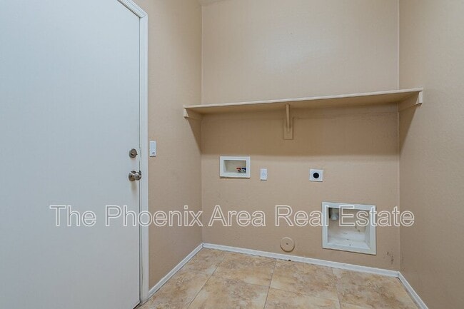 Building Photo - 44299 W Oster Dr