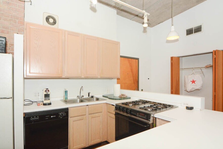 Building Photo - 110 N Peoria St