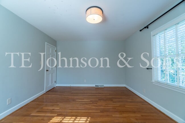 Building Photo - Spacious 5 Bedroom Home in the Heart of Sherwood Forest