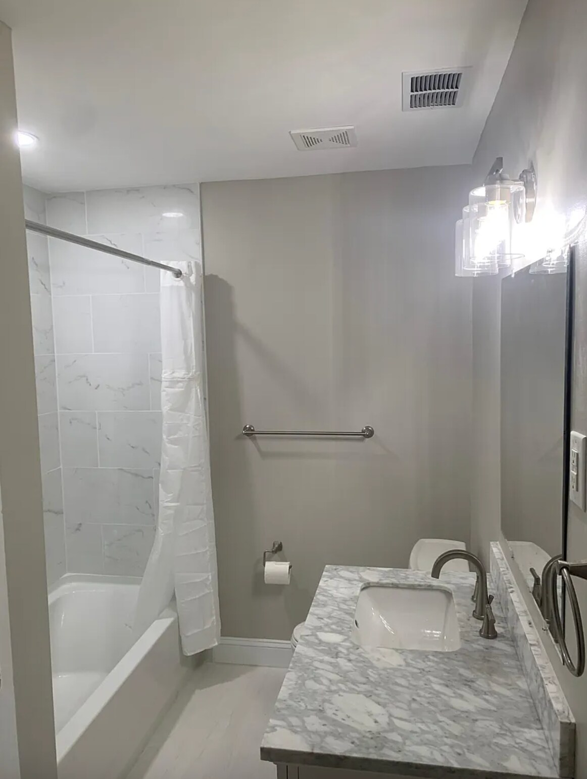 Building Photo - 864 Shadowridge Dr SE