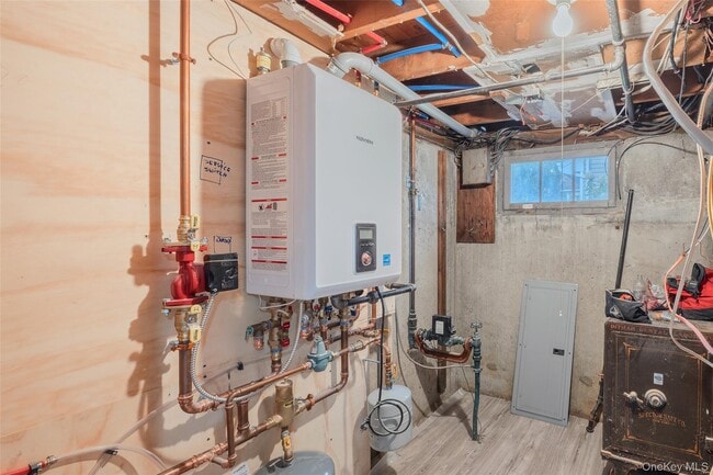 Building Photo - 2100 Beverly Way