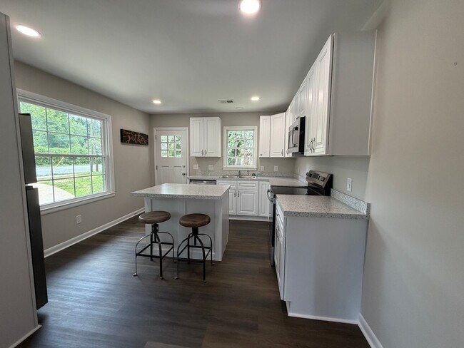 Building Photo - 228 College Dr
