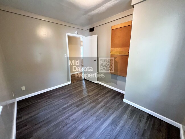 Building Photo - 216 E 11th- 2 bedroom house