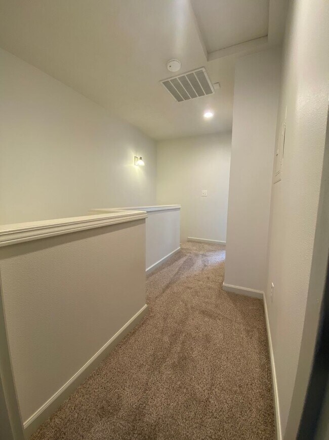 Building Photo - 2 Bedroom Townhome