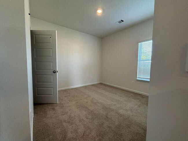 Building Photo - MOVE IN SPECIAL