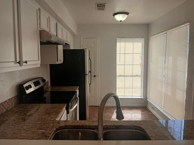 Building Photo - 1 Bed 1 Bath Condo in Dallas (All Electric)