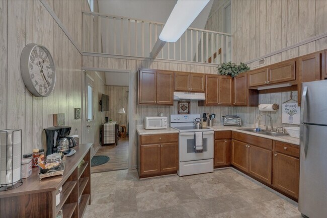 Building Photo - 4225 Meadowbrook Rd