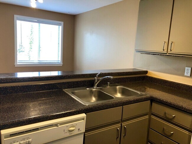 Building Photo - 1 Bedroom Near Lake Washington With Pool!
