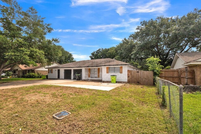 Building Photo - 2107 Lamar Dr