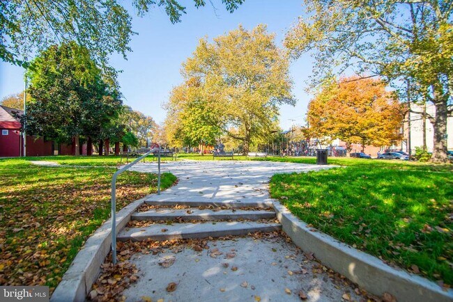 Building Photo - 2246 Sears St