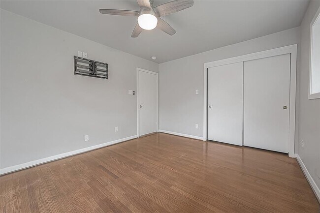 Building Photo - 5238 Beechnut St