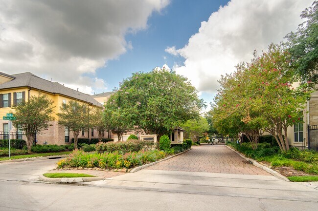 Building Photo - 9147 Lago Crest Dr