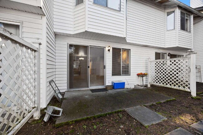 Building Photo - TOWNHOUSE IN KENT! Two story condo/townhouse 2 bedroom 1.5 bathroom TOWNHOUSE in Kent at Colonial...